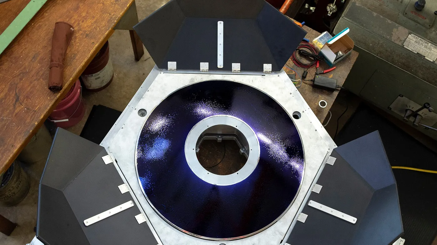 Hexagonal calibration fixture with reference disc on a workbench