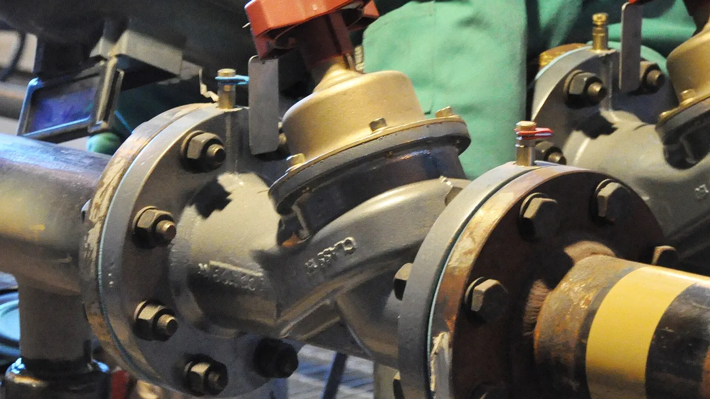 Diaphragm seal valve manifold with bolted flanges on process piping